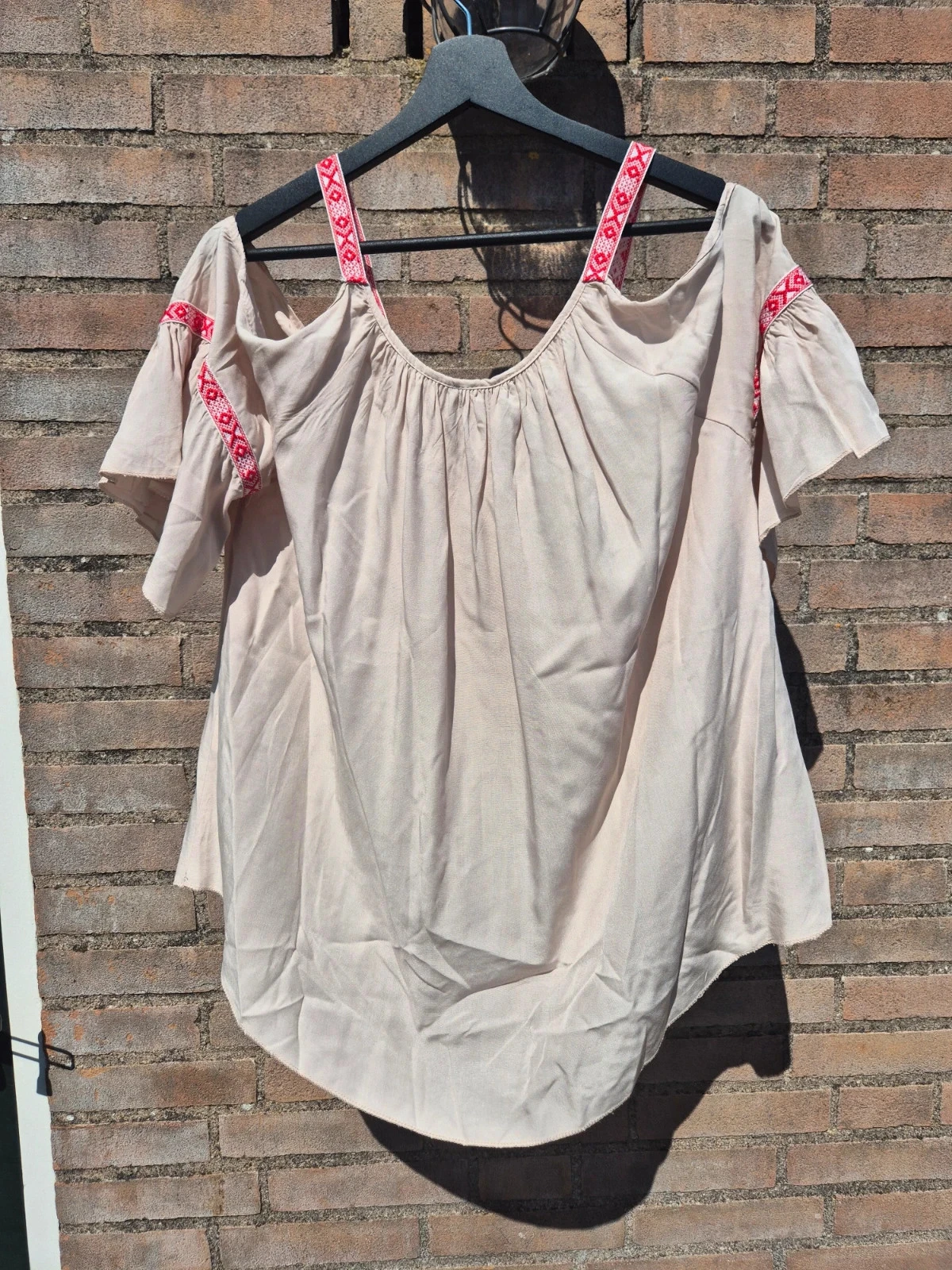 Beige top met borduursel en open schouders – maat XL – photo 2